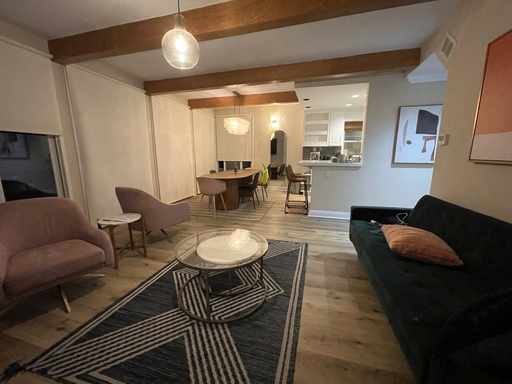 OK例: 部屋の角から全体を見渡した写真。奥の壁・床・窓が見えており、多少物が置かれていても部屋の構造がわかる
